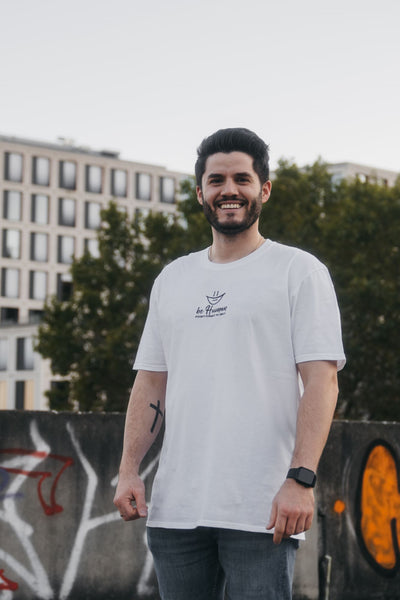 T-Shirt Unisex, weiß, mit '#DontForgetToSmile' Bestickung in der Mitte