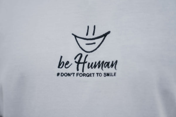 T-Shirt Unisex, weiß, mit '#DontForgetToSmile' Bestickung in der Mitte